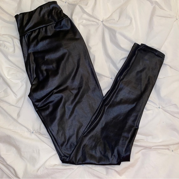 BOOHOO BLACK FAUX LEATHER HIGH-WAISTED SHINY LEGGINGS - Picture 4 of 5
